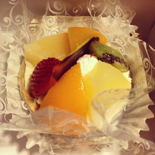Keungzai's tweet photo. Lush night time treat. 🍧🍰 #hkigers #HK #cakes #foodporn http://t.co/1VcTK4tGB8 http://t.co/OJWss8SFgL