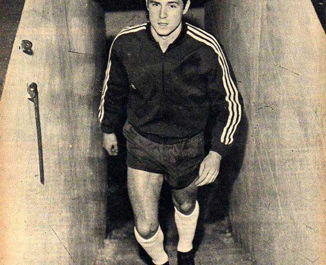 arteysport's tweet photo. Curiosidad: #Beckenbauer en la cancha del @RacingClub con una campera muy rara. Vean por qué http://t.co/qX4cd8UA3g http://t.co/TDgQGtxMHQ