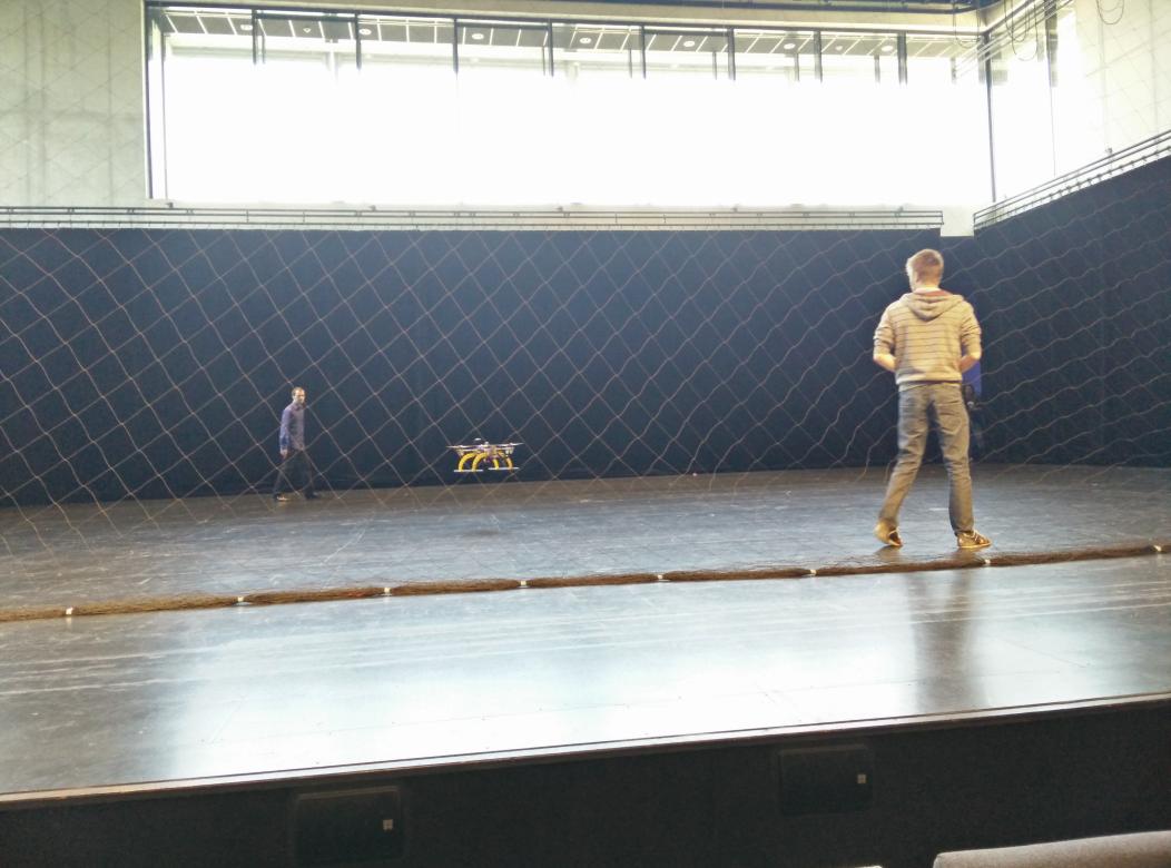 stevenverver's tweet photo. Demo van een autonoom vliegende Drone op #DroneConEU. Voor de zekerheid wel achter een veiligheidsnet. http://t.co/rIXqgUe2Tv
