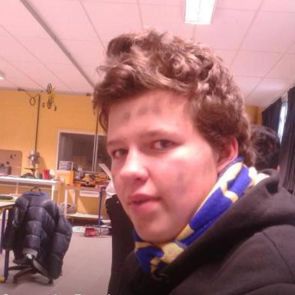 DiiinaaZ_'s tweet photo. qd j'était au collège j'avais peur de lui demander les réponses à cette meuf http://t.co/n3JbazlmcM