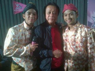 fidiasariandini's tweet photo. "@2RLovers_PKU: Udah nyebar aja nih foto 2R&amp;ayah Mansyur S. #JelangKonser10BesarDacademy2 http://t.co/EoueIqn9ic"