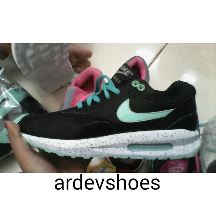 ArdevShopID's tweet photo. Nike Airmax Lunar Woman. Super Murah Kualitas Sama. only Rp190.000  uk.37 - 40 👟👟 #suppliersepatu #nikemurah http://t.co/NT8iyBgwkA