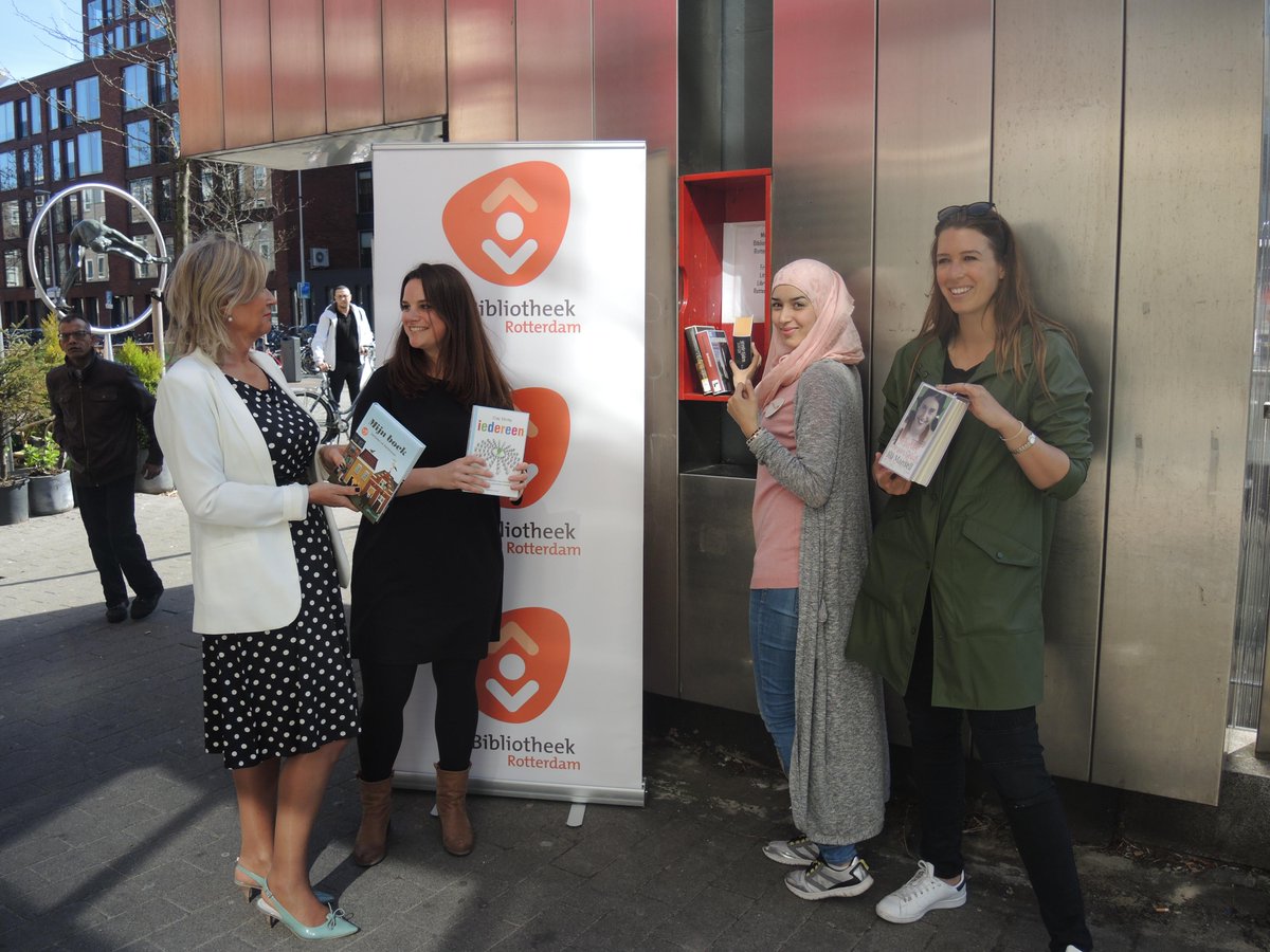 Ilsee85's tweet photo. Met collega's van Delfshaven zes boeken gedoneerd aan de @minibieb in Delfshaven. @bieb010 @KikiPenders http://t.co/wlGFxst47x