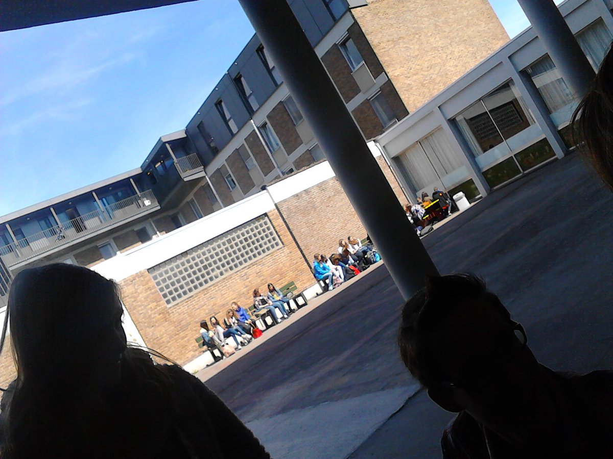 bernadeta98's tweet photo. Back to school 
#shootme#bored#help #butstillovemyfriends http://t.co/41FQXXLWfg