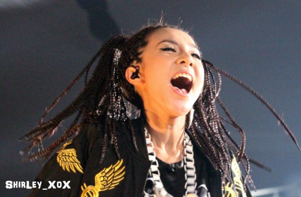 SwagDara's tweet photo. 'ทุกครั้งที่ขึ้นเวที เราคิดเสมอว่าต้องระเบิดความสุขของตัวเองให้เหมือนกับว่านี่คือวันสุดท้ายของเรา'

ซานดาร่า of 2NE1. http://t.co/LTnZTWLeuk