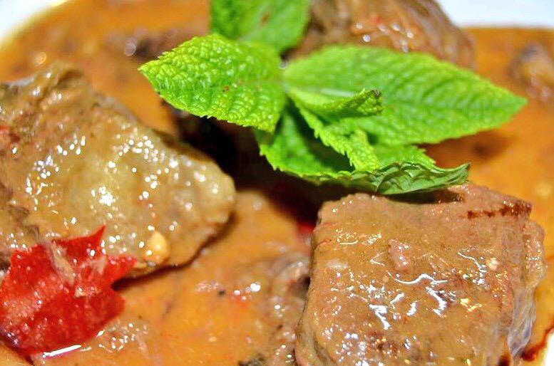 Una de nuestras especialidades es la carne de monte #brasa #estofado Consúltanos sugerencias!! info@elretozo.es