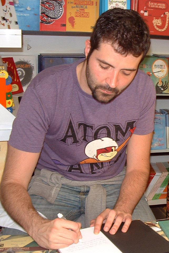 estandartenews's tweet photo. .@Literatura_SM falla sus premios. Pedro Mañas, Barco de Vapor; @patriciagrc, Gran Angular: http://t.co/7OLB7gZs4Z http://t.co/XEZCjKWYeS