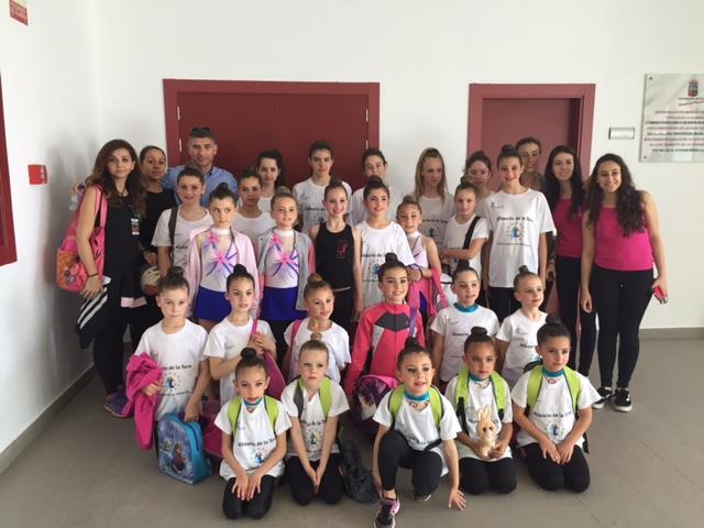 JoaquinVillanov's tweet photo. Una treintena d gimnastas d la Escuela d Rítmica d Alhaurín d la Torre compitieron en Almería https://t.co/mT7kRgudYH http://t.co/VmqaQzbZRe