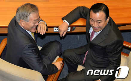 독재자 이승만 박정희 찬양하는 정치인들은 새누리만 있는 줄 알았더니...
한 몸에 암,수 존재 한다는 새정연이 있더라고요.
기자, 들 앞에서는 "반대" 하고 국회에서 "찬성" 하는 새정연은 야권내부의 적입니다.