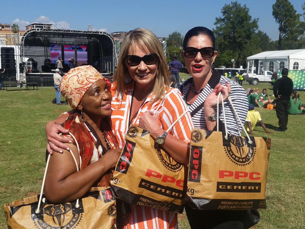 ZeldalaGrangeSA's tweet photo. Francie Shonhiwa from PPC cement gave me a handbag today. I will wear and use it with pride EVERYwhere. Watch me http://t.co/nvRcgKAf3Z
