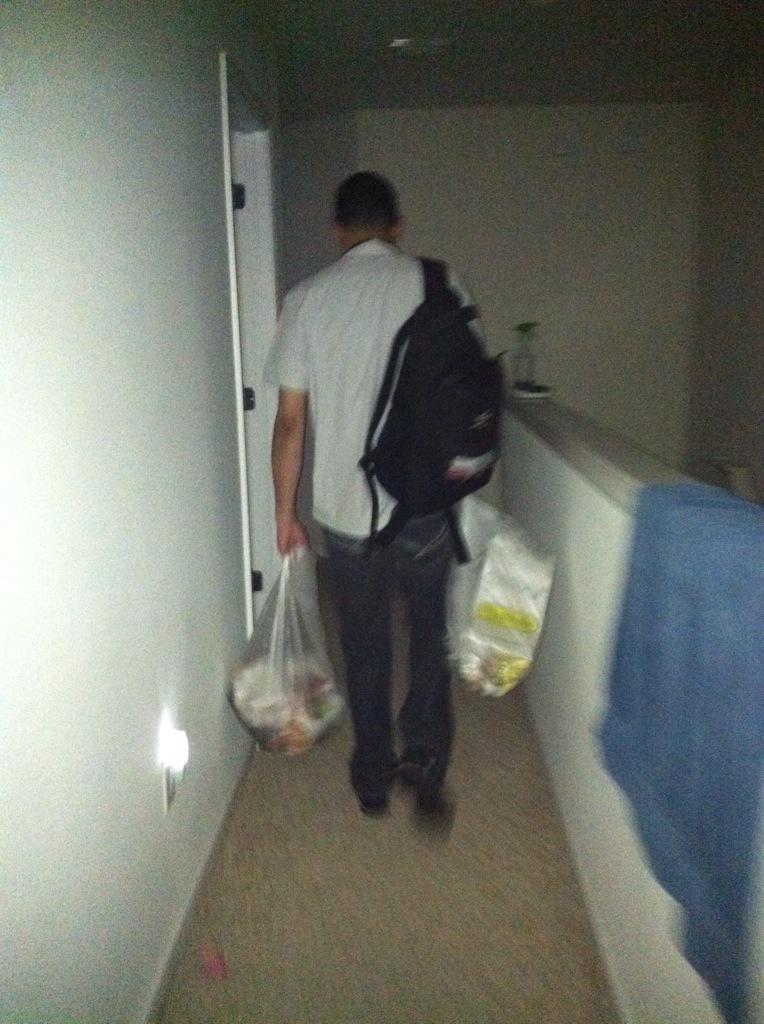 Shyah5's tweet photo. @HCCthinksgreen #trashbag #hccfl kitchensize trashbag contains enuf energy 2light 100watt lightbulb 4 mor 24hr http://t.co/2vjZLPeJp1