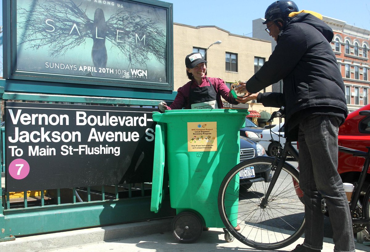 NYCzerowaste's tweet photo. Don't miss #CommuterComposting Tuesdays @lesecologyctr &amp; @bigcompost in LES, LIC &amp; Chelsea. http://t.co/A3G0MpkXID http://t.co/NfDomMyfv2