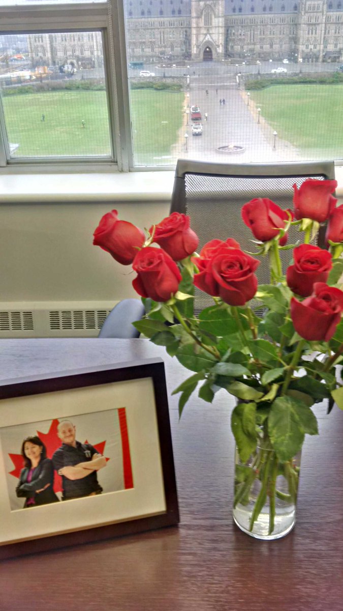 NancyChahwan's tweet photo. Merci Région de QC #TPSGC pour les roses et Roberta pour la photo avec #officierdumât @LabonteRobert - et bien plus! http://t.co/7hmImuH6ka