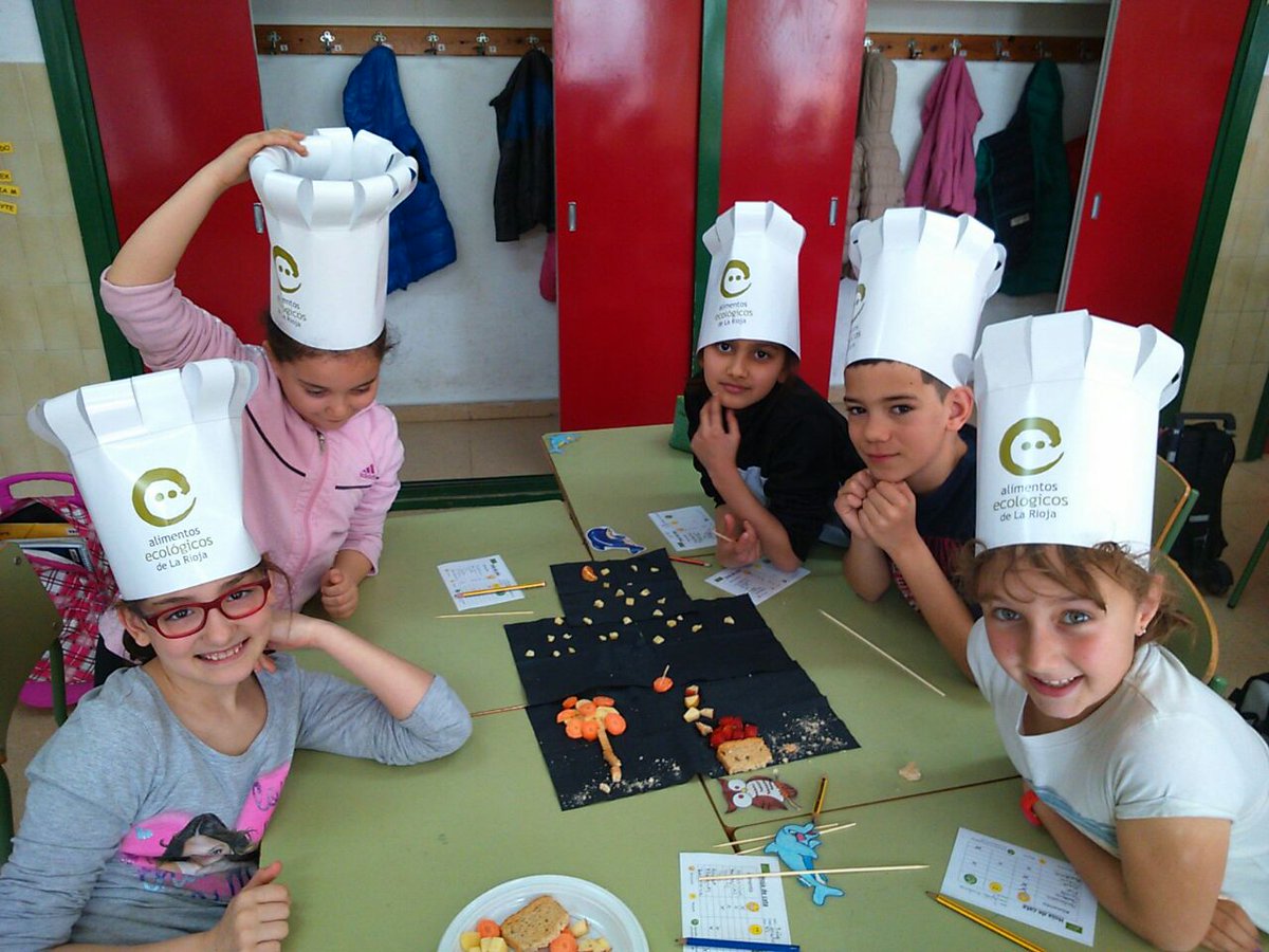 Los niños del #CEIPAurelioPrudencio de #Calahorra jugando y aprendiendo con los #alimentosEco