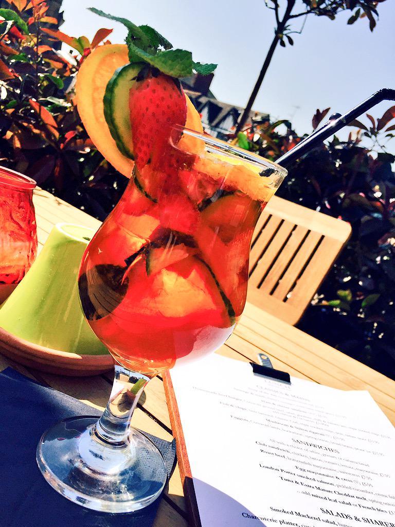 WhiteSwan_Hotel's tweet image. Anybody for #pimms ? #WhiteSwsnHotel #freshforspring Can you really say no? #sunterrace #sunshine #StratfordUponAvon