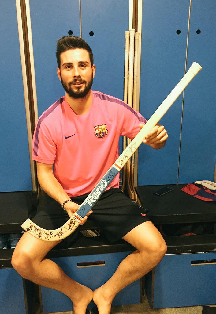 Mtorra8's tweet photo. RT Qui vulgui l'stick que vaig jugar a Vic.     RT Quien quiera el stick con el que jugué en Vic. #campions #OKLiga http://t.co/TNQzQFKeOV