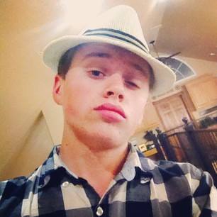 Happy 15th birthday to Jason duggar 
wish Jason a happy birthday today 