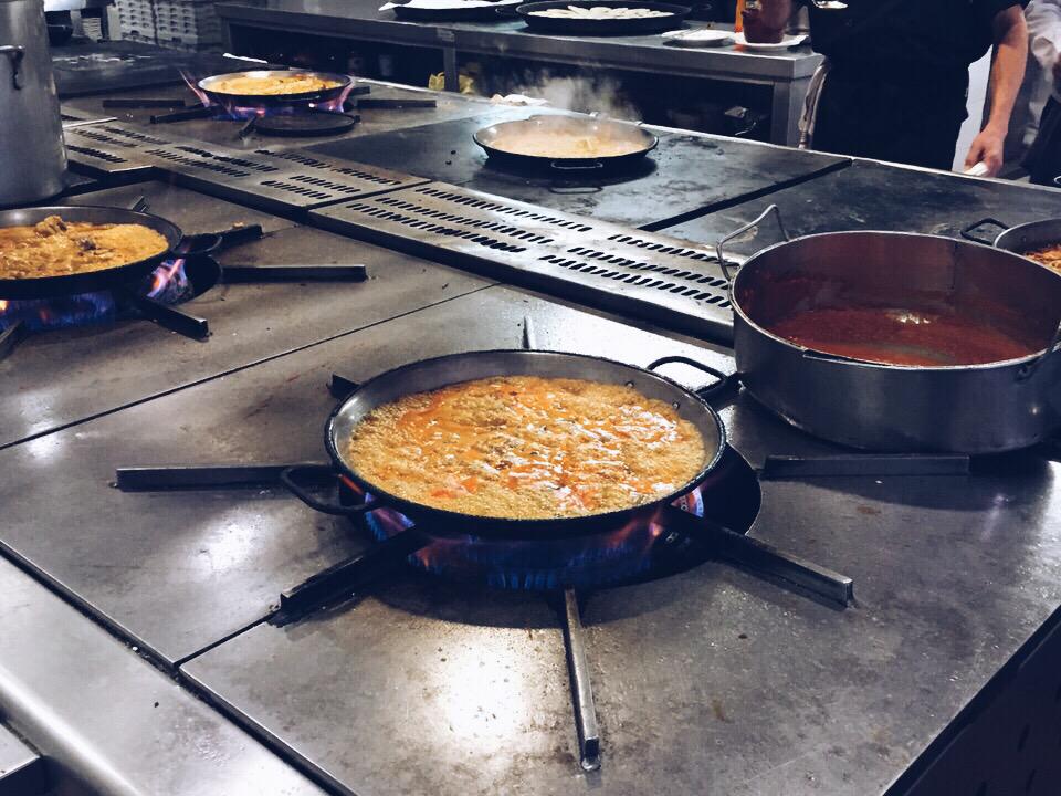 vadeFOODIES's tweet photo. La expedición @vadeFOODIES en Valencia ha pasado por el mítico #LaPepica a comer una #paella ! #Nopodíafaltar http://t.co/kSboaQfo22
