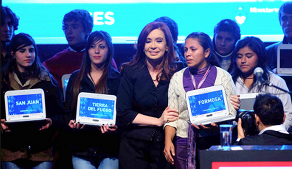 aliciakirchner's tweet photo. Militar es participar solidariamente con humildad. ¡Tener conciencia de que los logros se defienden colectivamente! http://t.co/AD2iFdWW8p