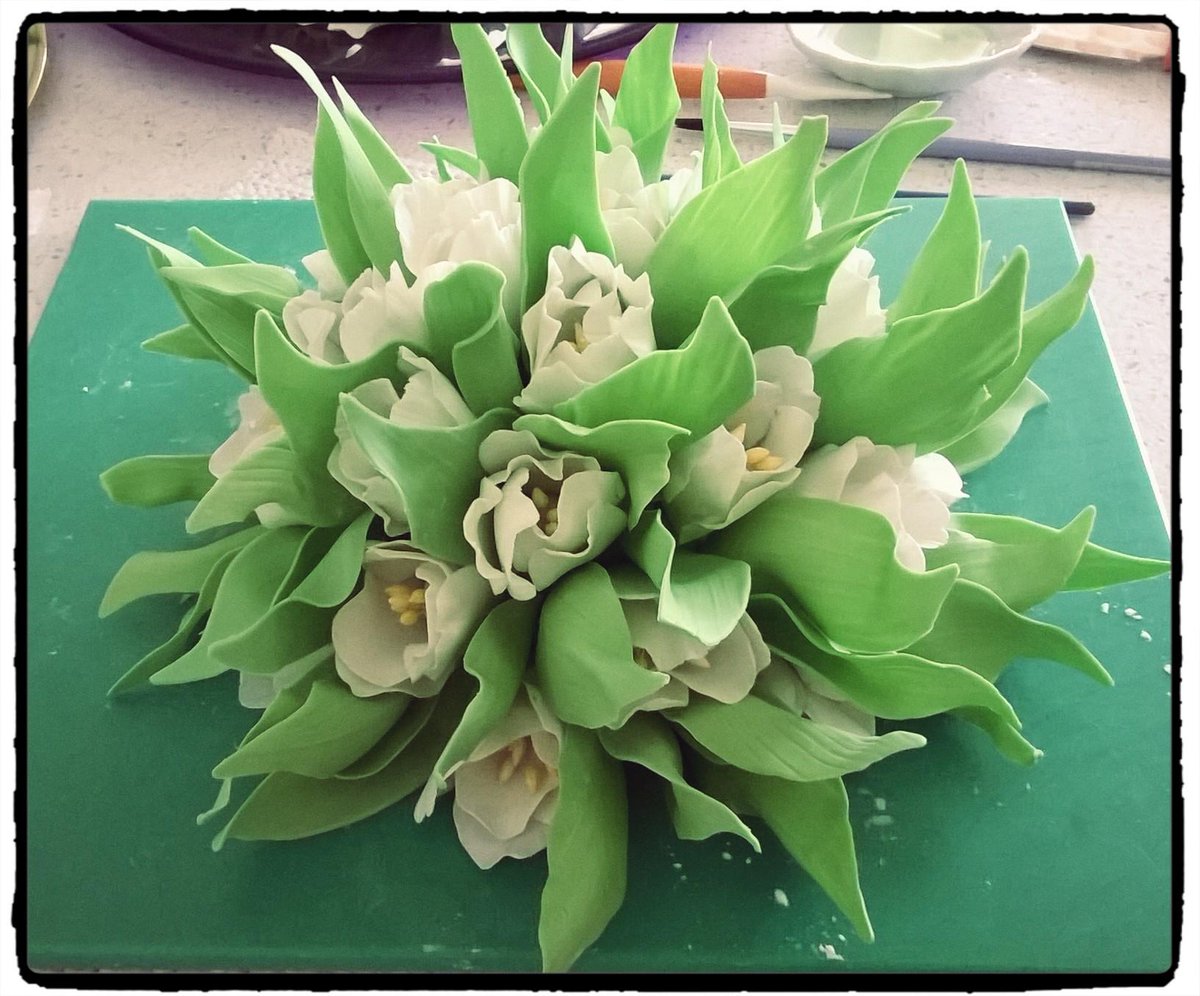 ManzoniEli's tweet photo. A tutte le #spose...sempre pronte per voi le #decorazioni #floreali in #pastadizucchero per le vostre #cake http://t.co/wuBXW4xtXj