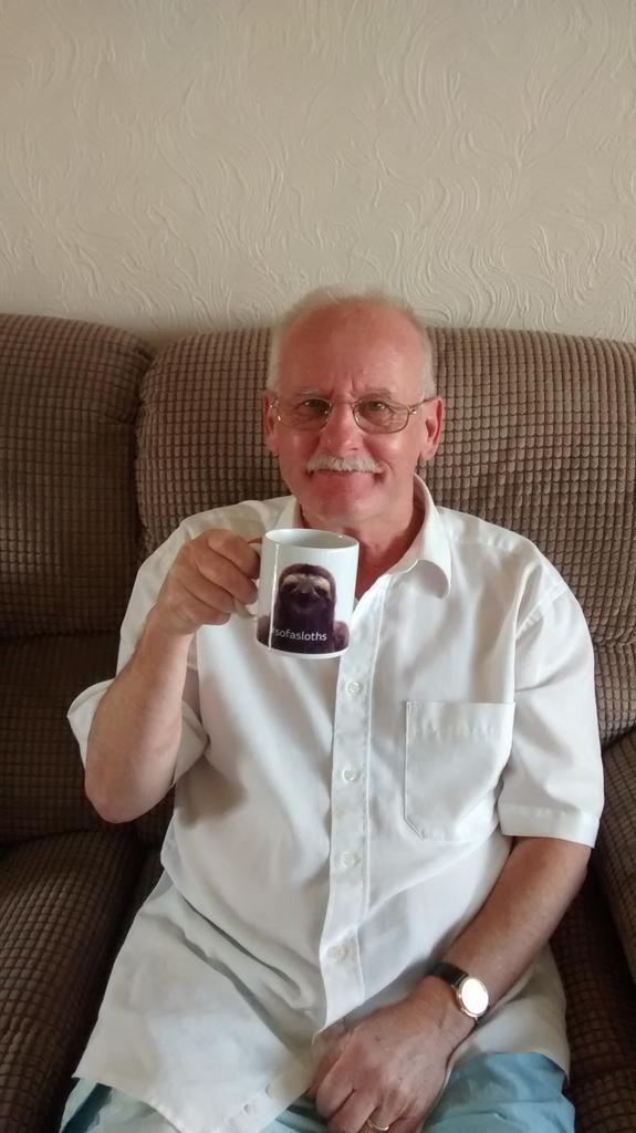 helenc0sta's tweet photo. My hubby with his new #sofasloths mug 😉 @sofaworksUK http://t.co/obukAb3BgO