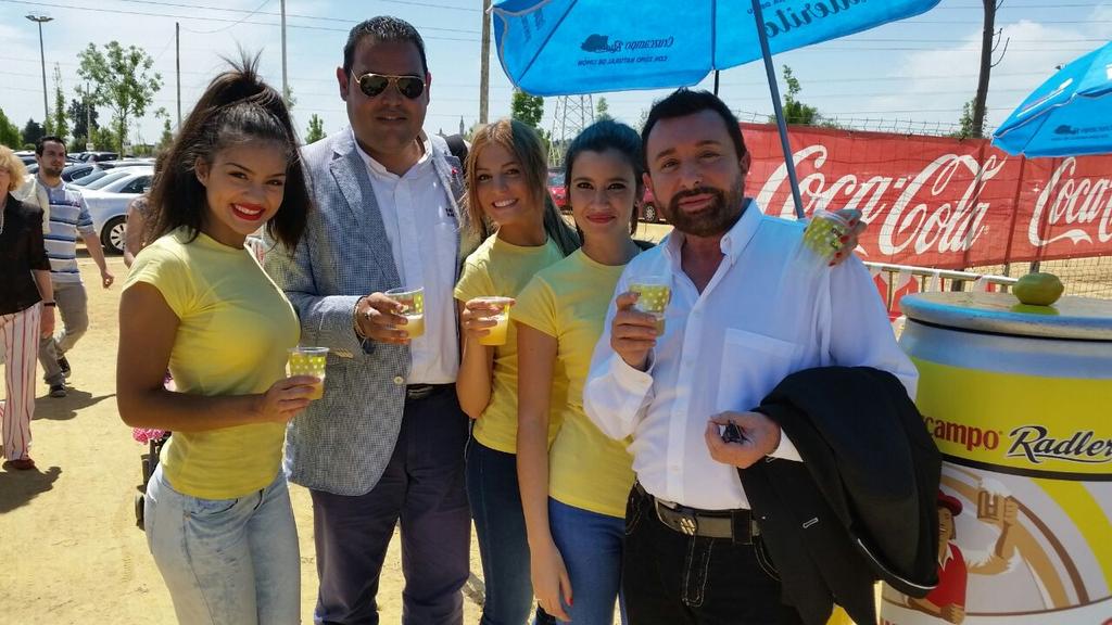 Paradadecine's tweet photo. Y solo llegar a la FERIA DE SEVILLA NOS OBSEQUIAN CON UNA cerveza con  limón bien fresquita http://t.co/lc7v9R9NtY