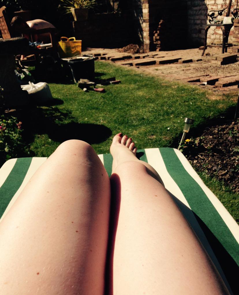 Kateyx's tweet photo. Working on a base tan whilst the other half lays a patio 👌 http://t.co/GUC7UvEBt5