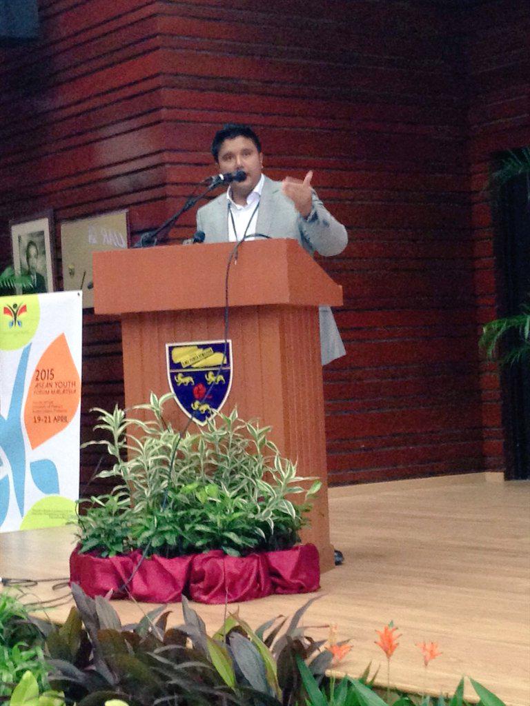AKHI_Comms's tweet photo. Our CEO, YM Tengku @Zuhri delivering his speech at the 2nd Plenary Session of ASEAN Youth Forum yesterday #AYF2015 http://t.co/l8a1Vximdq