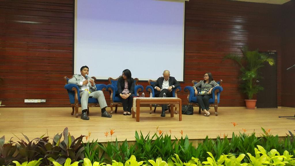 AKHI_Comms's tweet photo. Our CEO, YM Tengku @Zuhri delivering his speech at the 2nd Plenary Session of ASEAN Youth Forum yesterday #AYF2015 http://t.co/l8a1Vximdq