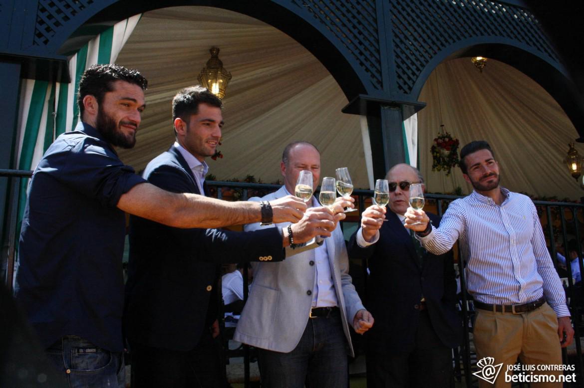 Beticismo's tweet photo. ¿Un brindis por el ascenso? Así disfruta el @RealBetis del almuerzo de #FeriaDeSevilla2015 http://t.co/bFZMH7Y0zp http://t.co/ZCxsFkxUaF
