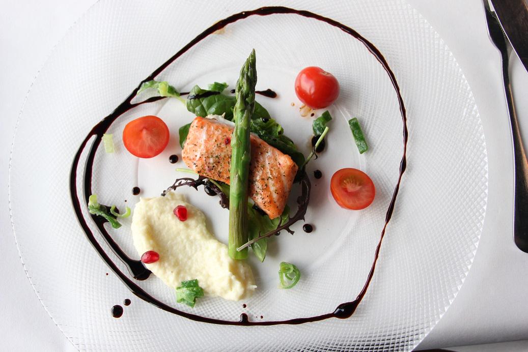 Vi har prøvesmakt noen av sommerens herligheter i restauranten - Nam! #JotunheimenFjellstue