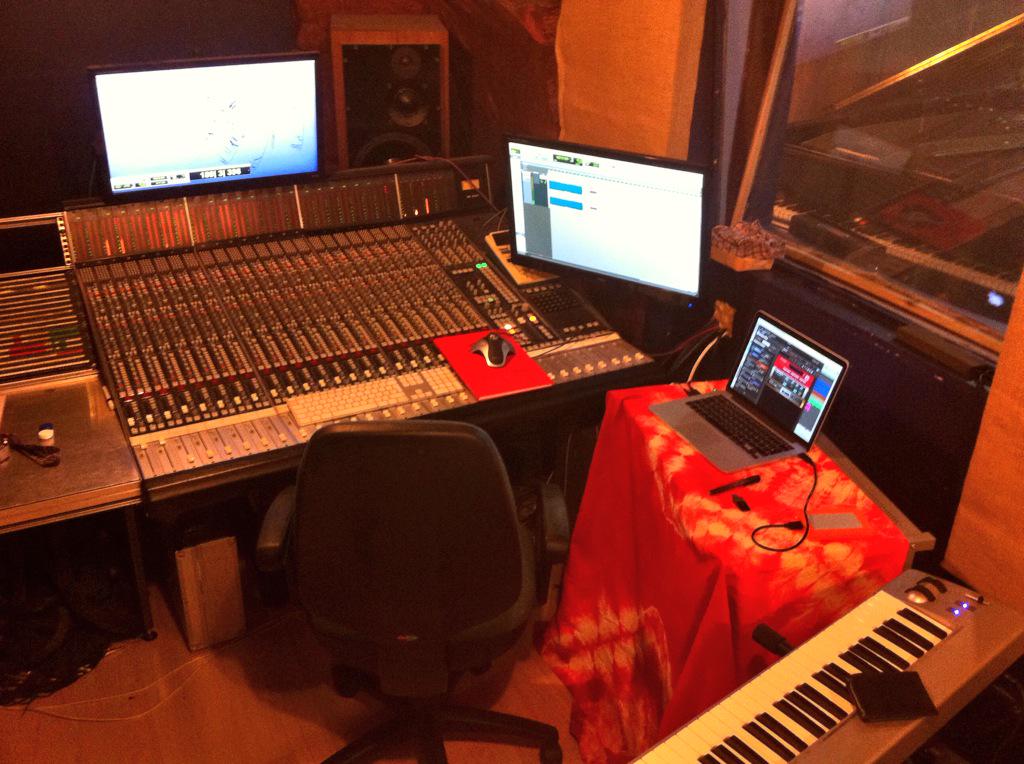 malasounds's tweet photo. Hybrid like a Prius #protools #logic #analogue #digital http://t.co/niHEqr4Xgc