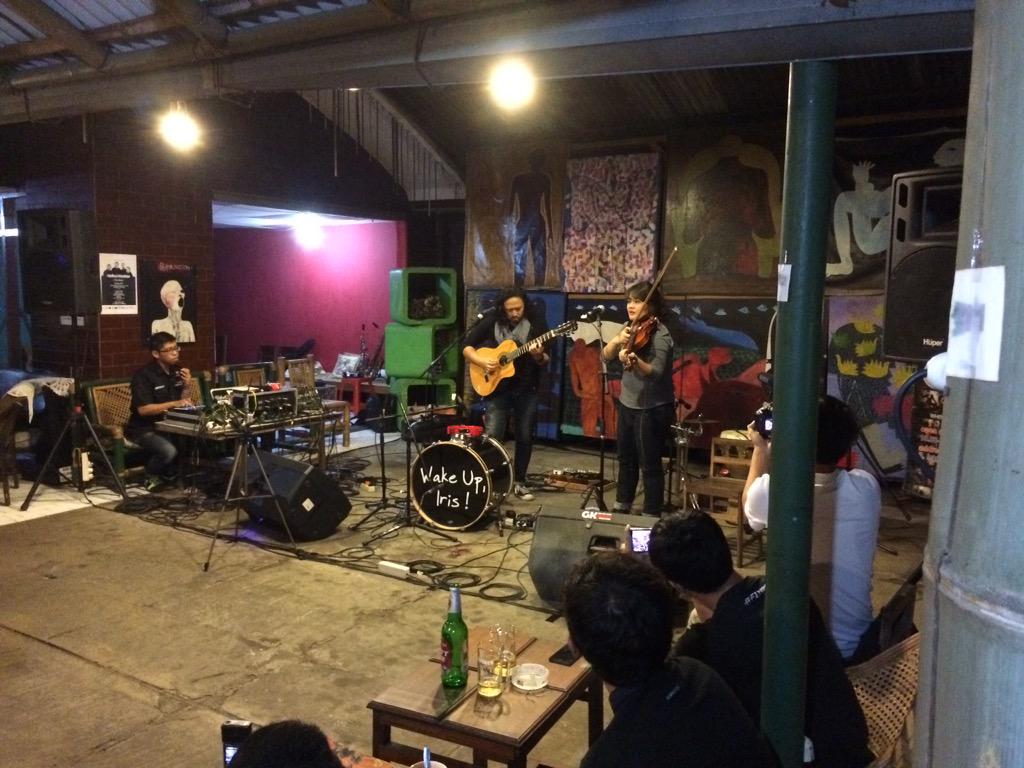 Penampil berikutnya <a href="/wakeupiris/">Wake Up, Iris !</a> #BeNiceToEachOther Tour 2015 chapter 3 <a href="/JazzCornercafe/">Jazzcorner Malang</a>