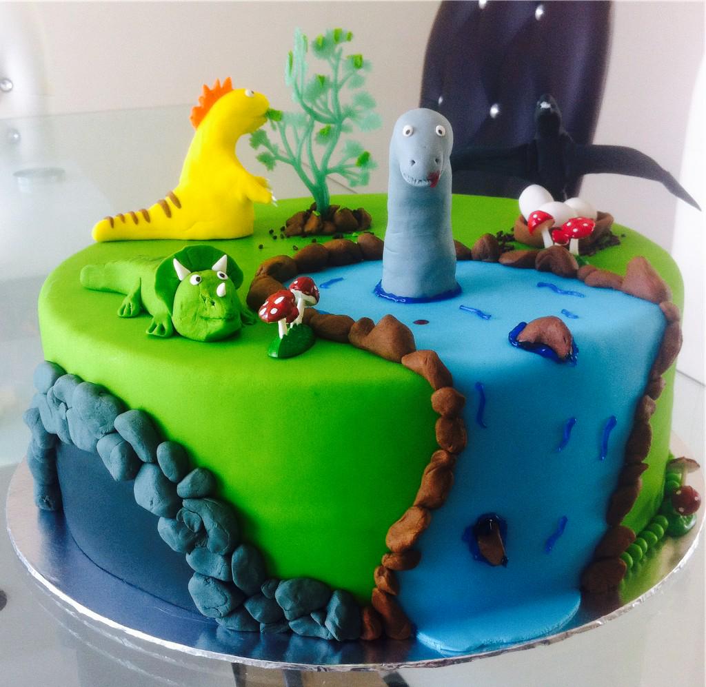 CakequeensKzn's tweet photo. Dinosaur Cake #cakedecorating http://t.co/2ruYvB4j7X