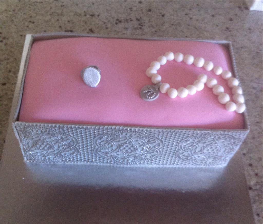 CakequeensKzn's tweet photo. Antique Jewellery box cake, 70th bday, #cakedecorating http://t.co/w1QToDytDT