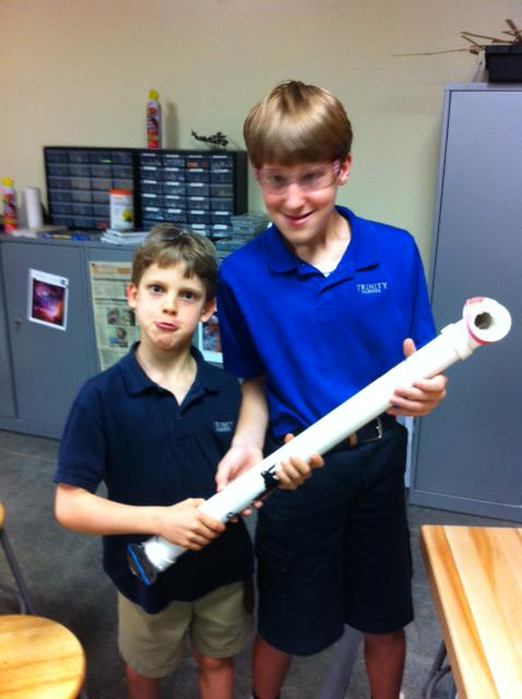 TeamBenefield's tweet image. 2 of 3 @trinityatl Innovators Club - These two made a periscope using PVC pipes and mirrors. #TrinityLearns