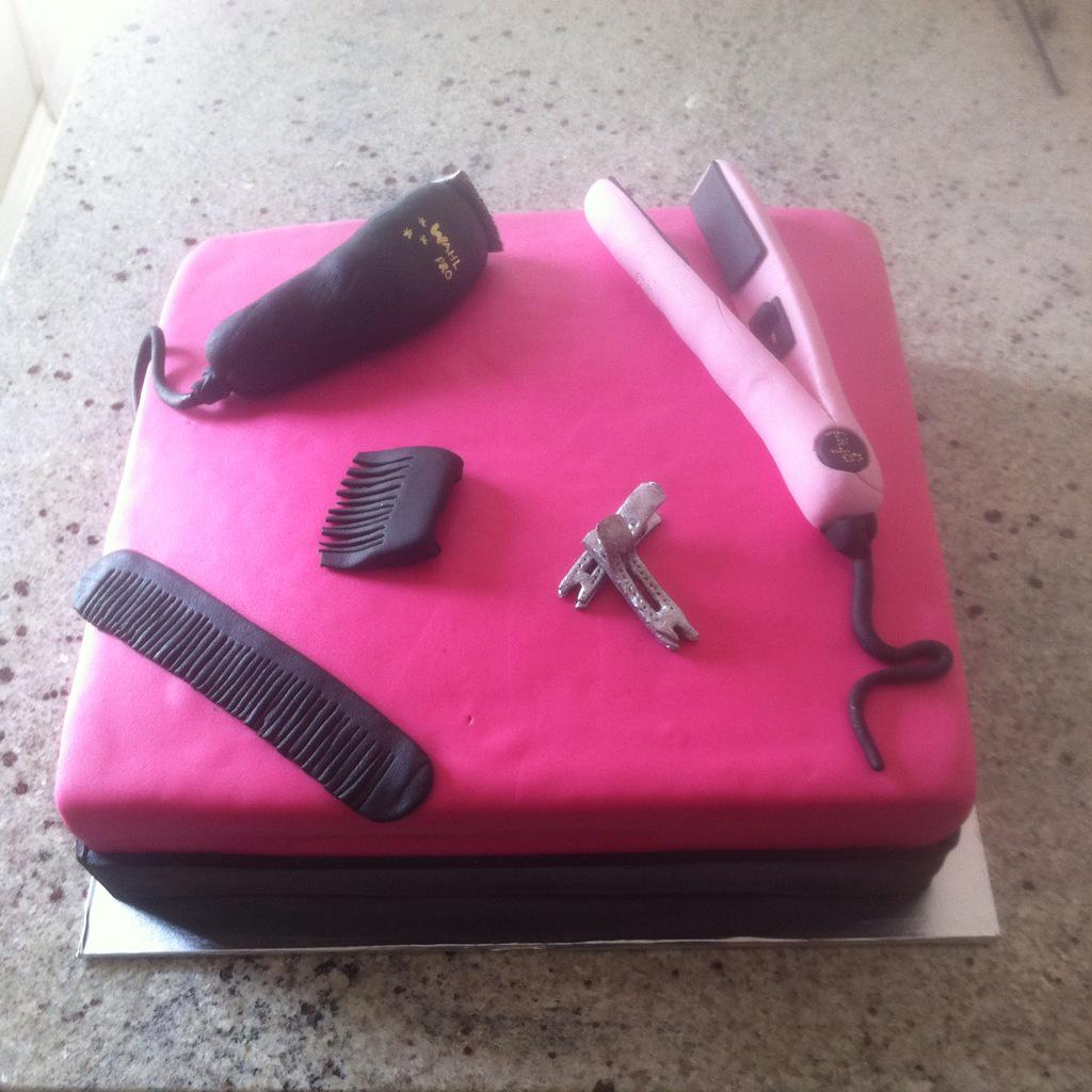 CakequeensKzn's tweet photo. #hairdressercake #ghd #wahl http://t.co/MWURBwpjyl