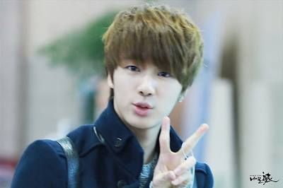 brutuits's tweet photo. #EuAmoKpop pq o Jin é uma princesa rosa q as pessoas chamam de flopado, mas queriam um flop desse na vida #askgueipop http://t.co/W1GE9SyzfS