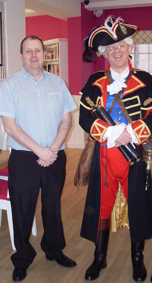BeatonsCheshire's tweet photo. And here's new #beatonsbod #modestbutproud owner at Chester with the Town Crier! #chesterhour http://t.co/J28CNUWZkW