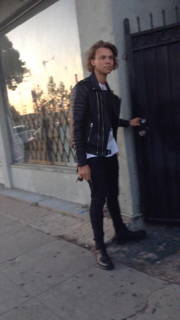 lowqashton's tweet photo. http://t.co/D8vMXB8ltI