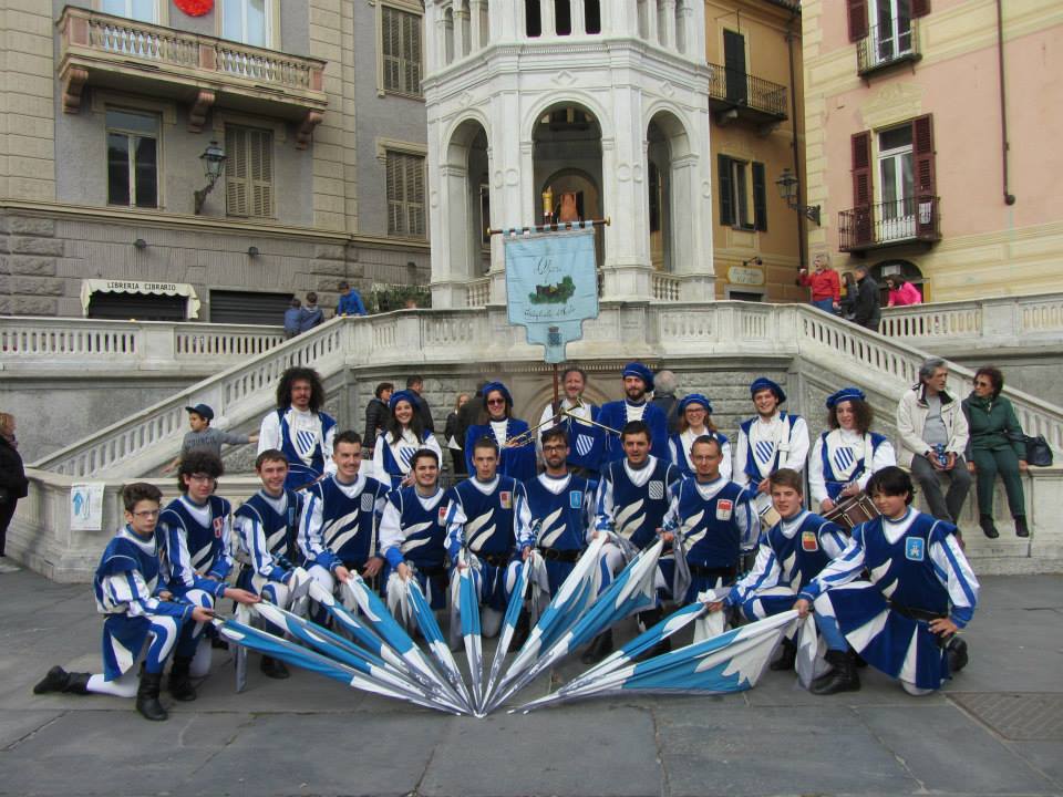 A_Sbandieratori's tweet photo. Gli Alfieri di #CostiglioleAT ad #Acqui, davanti alla #Bollente! #semprefieri http://t.co/Qj0KevLEaq