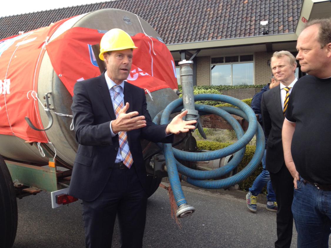 okkiesmit's tweet image. Directeur Metaalunie in overleg met actievoerende FNV Metaal-leden. Nu #rtvnoord #opnoord