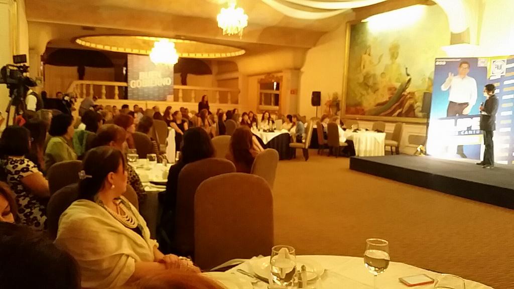 reportecoco's tweet photo. @FelipeCantuR con mujeres  emprendedoras presentando su Plan de Gobierno @PANNLMX http://t.co/NXO0BTdyMU