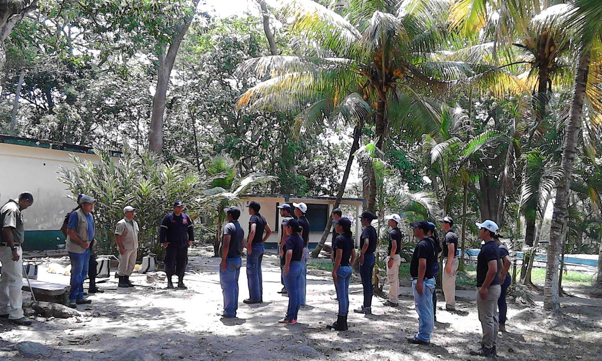 ParquesYaracuy's tweet photo. Proceso de Formación de 15 Guardaparques Nuevos Ingresos PN YURUBÍ @LachinaPSUV @inparquesgob http://t.co/8YnW8xs664