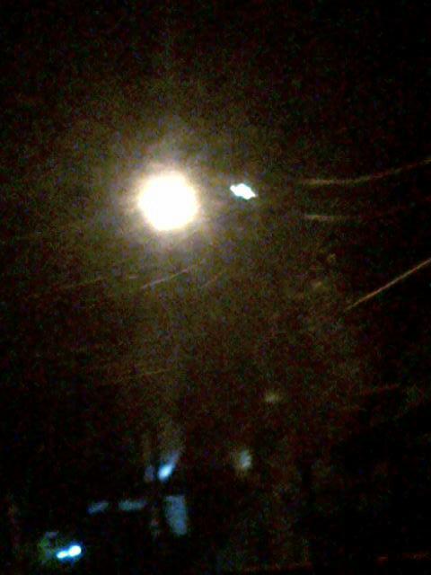 Kabel listrik terbakar ∂i daerah kelurahan cipinang muara ,belum ada penanganan PLN