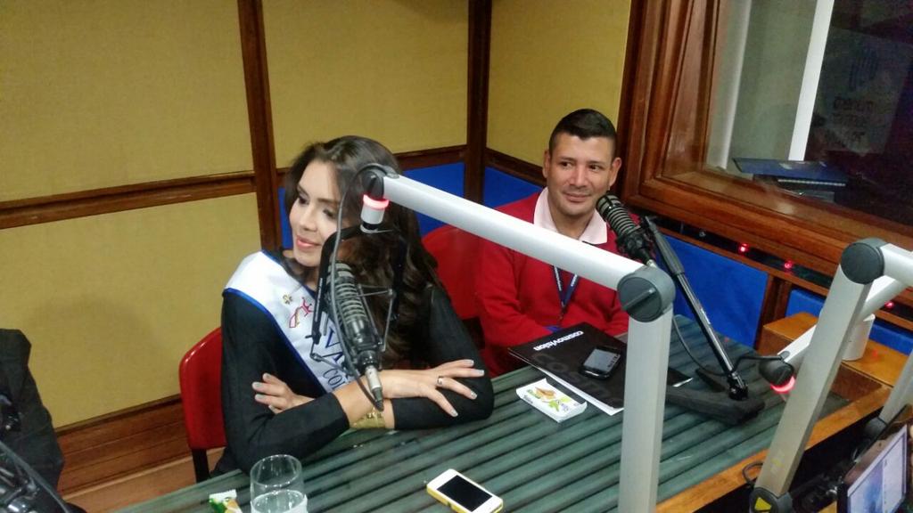 anac1916's tweet photo. En cabina @Nataliaochoac7 Virreina Nacional @alexanderzea http://t.co/gASuL0DCGr