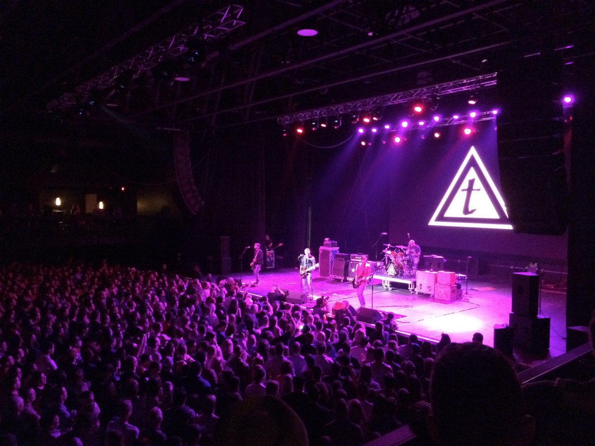 soundbridgeinc's tweet photo. @thetoadies at @bombfactorydfw projected with Sound Bridge 7222XY Line Arrays! http://t.co/8eIR7IE3fs