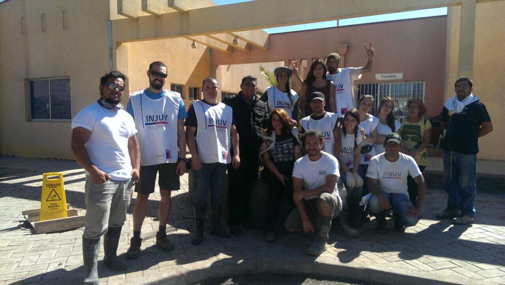 preuss_cl's tweet photo. Los voluntarios #JovenesXelNorte terminaron de limpiar el CESFAM de Tierra Amarilla y ahora se reúnen con el ALCALDE http://t.co/l7UAiwK9V8