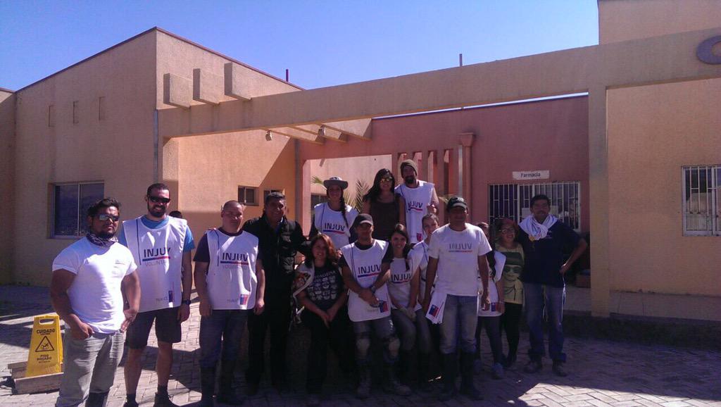 preuss_cl's tweet photo. Los voluntarios #JovenesXelNorte terminaron de limpiar el CESFAM de Tierra Amarilla y ahora se reúnen con el ALCALDE http://t.co/l7UAiwK9V8