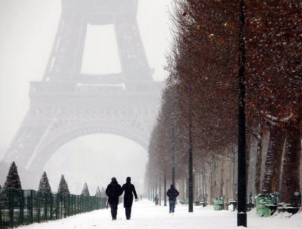 _Paisajes_'s tweet photo. La ciudad de París bajo el frío Invierno. Romantico y hermoso. http://t.co/xqK1RlMiBk